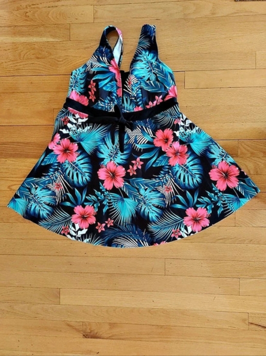 Other - Floral Two-Piece Swimsuit in Floral And Black Size 2XL